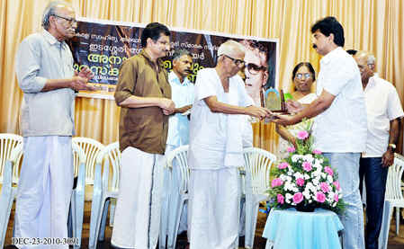 Mahakavi Akkitham presenting the Edasseri Award to P.M. Govindanunni.