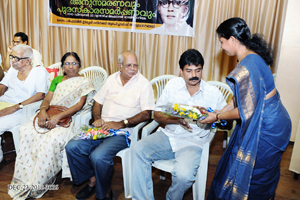 Anupama presenting bouquet to Sri. P.M. Govindanunni, the Edasseri Award winner for his collection of poems titled Amaratharakam.