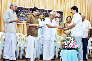 Mahakavi Akkitham giving away the Edasseri Award to Sri. P.M. Govindanunni.