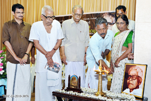 Dr. B.V. Sasikumar lighting the inaugural lamp.