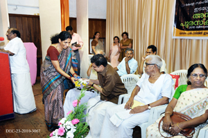 Lalitha Harikumar presenting bouquet to Sri. Asokan Charuvil.