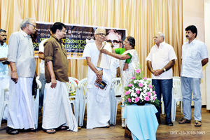 Akademi President Smt. P. Vatsala presenting Ponnada to Mahakavi Akkitham.