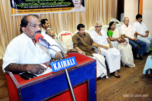 Akademi Secretary Sri. Purushan Kadalundi welcoming the guests.