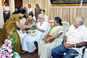 Sheeba Amir presenting bouquet to Mahakavi Akkitham.