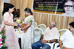 Shobhana Divakaran presenting bouquet to Smt. P. Vatsala.