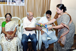 Susheela Madhavan presenting bouquet to Sri. K.V. John, one of the actors of Edasseri's Koottukrishi when it was first staged between 1948 - 1952.