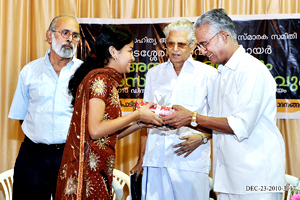 Anunanda receiving the gift from Prof. K.P. Shankaran