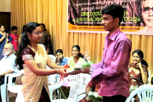 Gayathri presenting bouquet to Martin