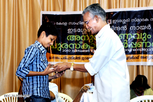 Vishnu receiving the gift from Prof. K.P. Shankaran