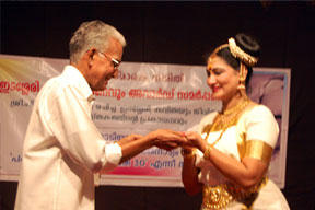 Prof. K.P. Sankaran presenting memento to Vineeta Nedungadi