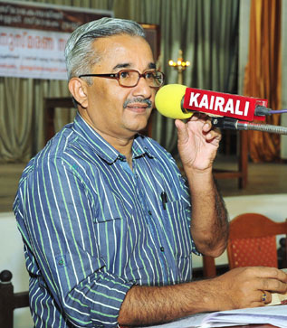 E.P. Rajagopalan delivering Edasseri Memorial Speech