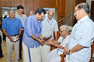 N. Rajan receiving Edasseri Award