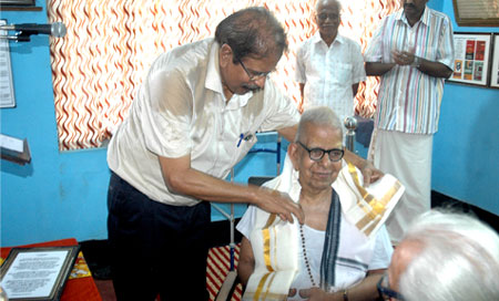 E. Harikumar honouring Mahakavi Akkitham on behalf of Mahakavi Edasseri Trust