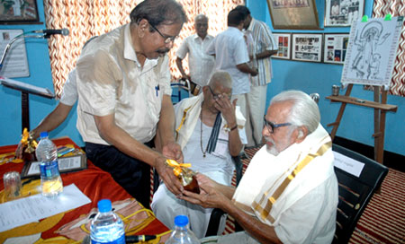 E. Harikumar honouring Artist Namboodiri on behalf of Mahakavi Edasseri Trust