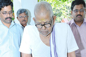 Mahakavi Akkitham entering the Akademi Hall