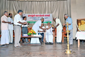 Mahakavi Akkitham presenting the Award to Dr. M.R. Raghava Warriyar