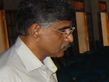 E. Madhavan giving an evaluation of the Edasseri Seminar on the final day.