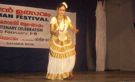 Vineetha Nedungadi performing Mohiniyattom based on Edasseri's Poem 'Poothapattu.'