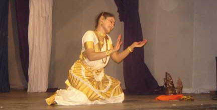 Vineetha Nedungadi performing Mohiniyattom based on Edasseri's Poem 'Poothapattu.'